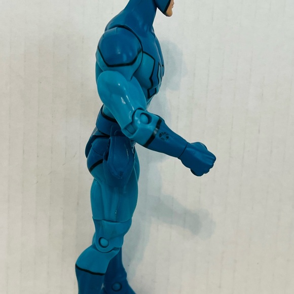 DC Universe Classics Wave 7 Blue Beetle Ted Kord Action Figure - Picture 2 of 5